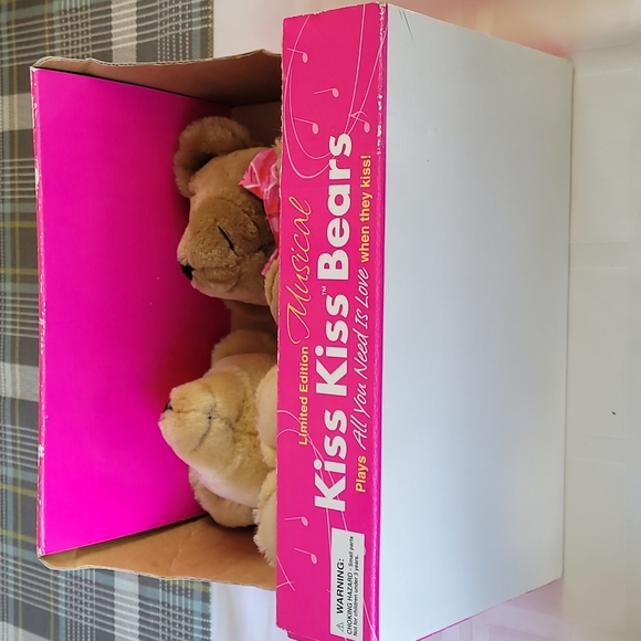 Limited Edition Musical Kiss Kiss Bears Hallmark - Picture 4 of 9